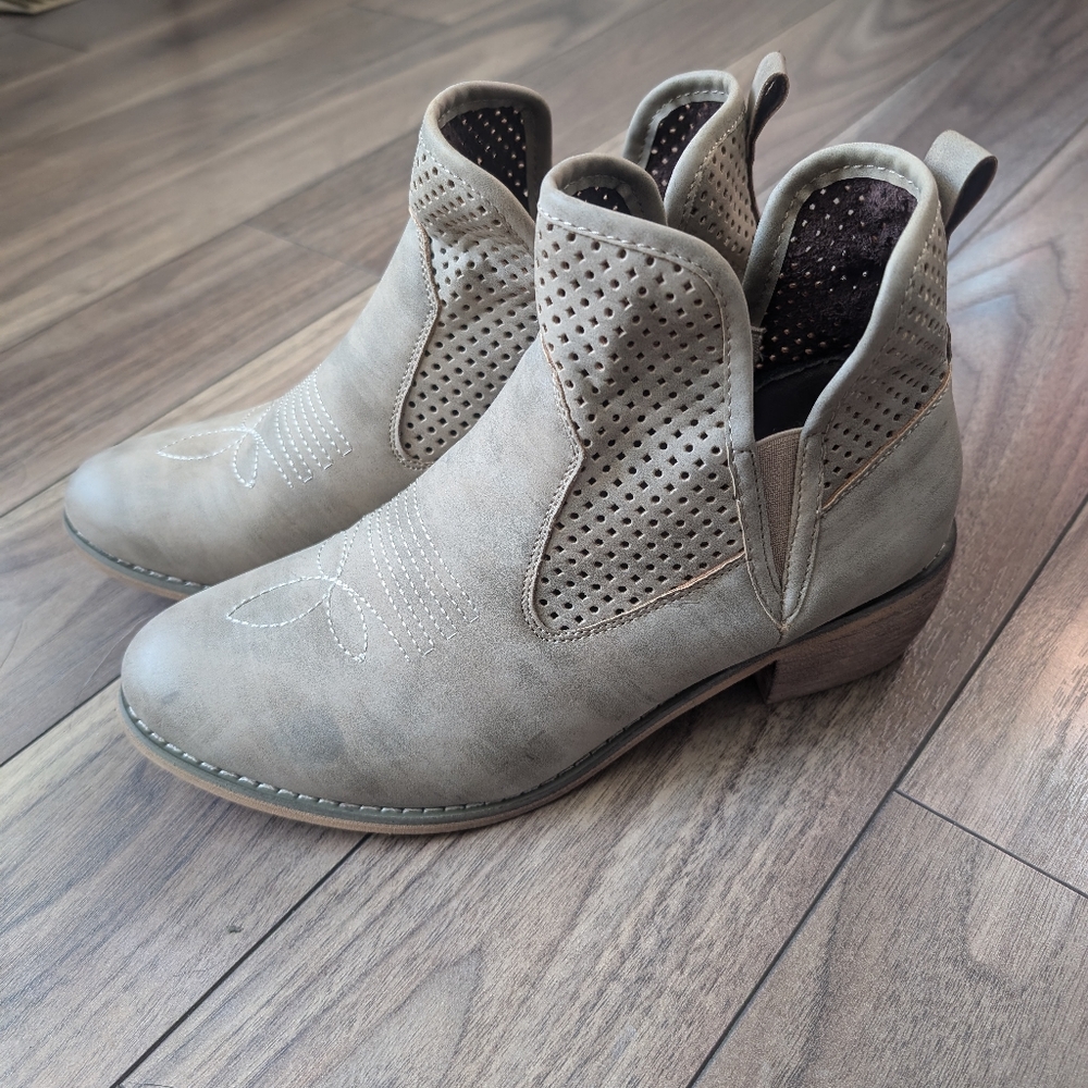 Natural Reflections Reena western ankle boot